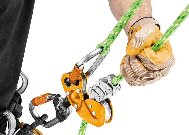 Mechanical devices such as the ZigZag also offer ergonomic benefits. Their one‑handed operation allows climbers to maintain greater balance and control. Source: Petzl